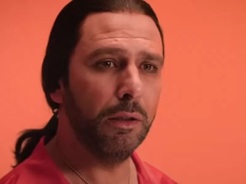 Checco Zalone presenta 'Prostata Enflamada': il nuovo brano per Buen Camino!