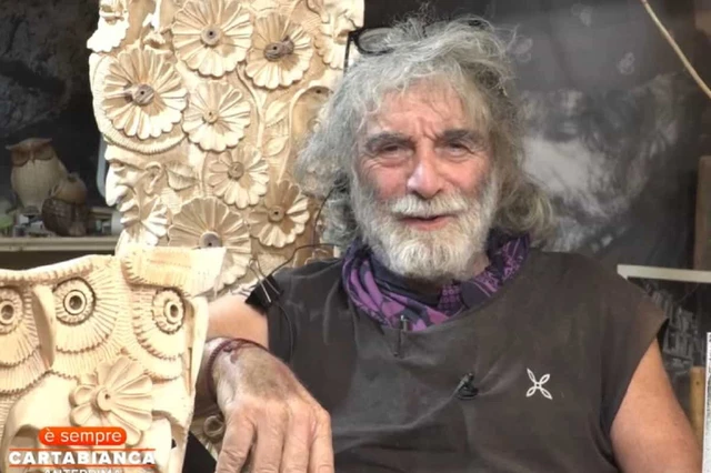 Mauro Corona in studio con le stampelle dopo l'operazione: il racconto della sua esperienza a È sempre Cartabianca