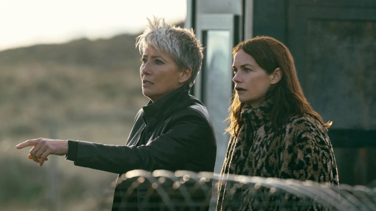 Apple TV annuncia la seconda stagione di Down Cemetery Road con Emma Thompson e Ruth Wilson