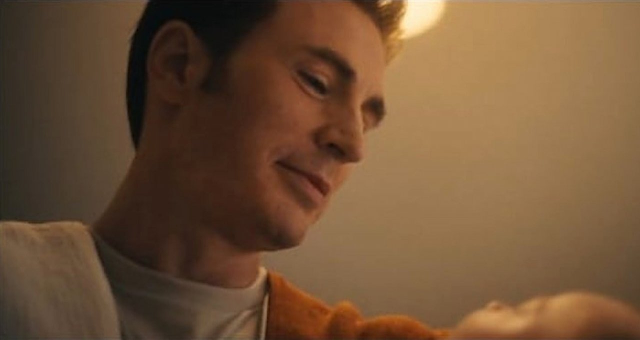 Avengers: Doomsday, le immagini di Chris Evans con il Mjolnir suscitano dibattito tra i fan: realtà o artefatti AI?