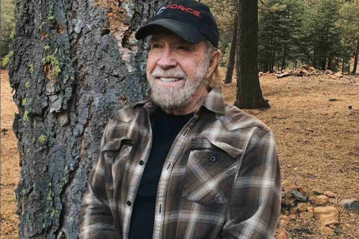 Chuck Norris: Un Eredità di Forza e Resilienza Attraverso il Cinema